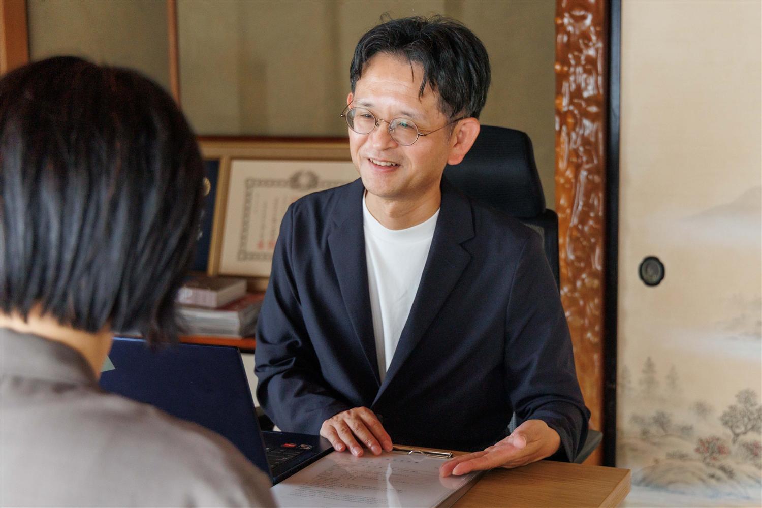 相談者の話に耳を傾ける寺山代表