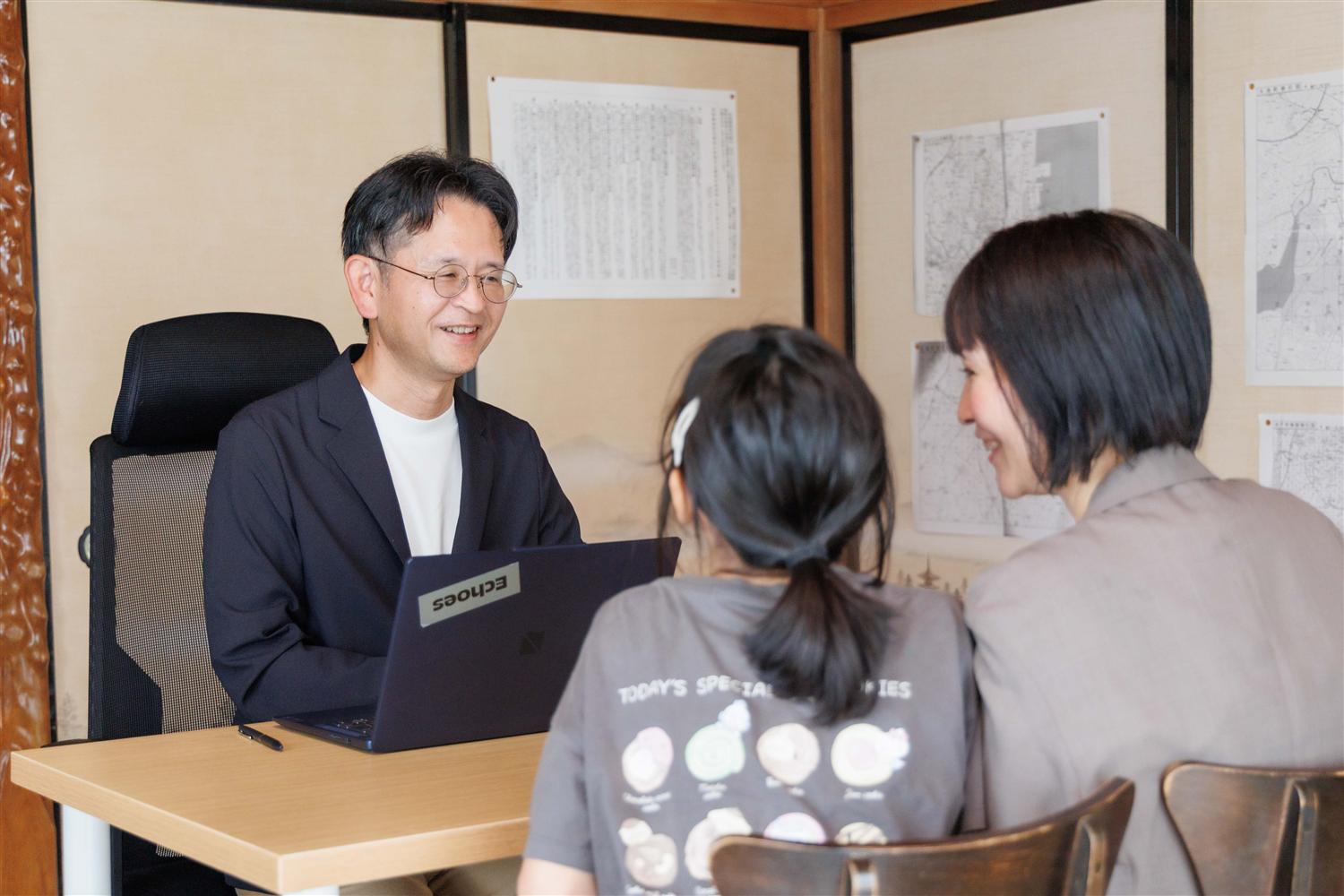 寺山代表がご家族の相談を伺う様子